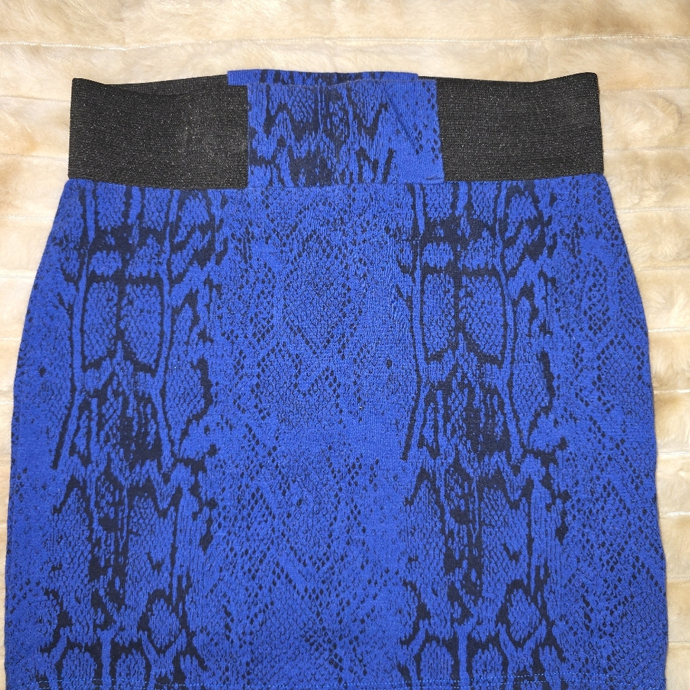 Guess Blue and Black Snake Print Pencil Skirt - Picture 4 of 4